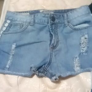 Ripped jean shorts with flower prints